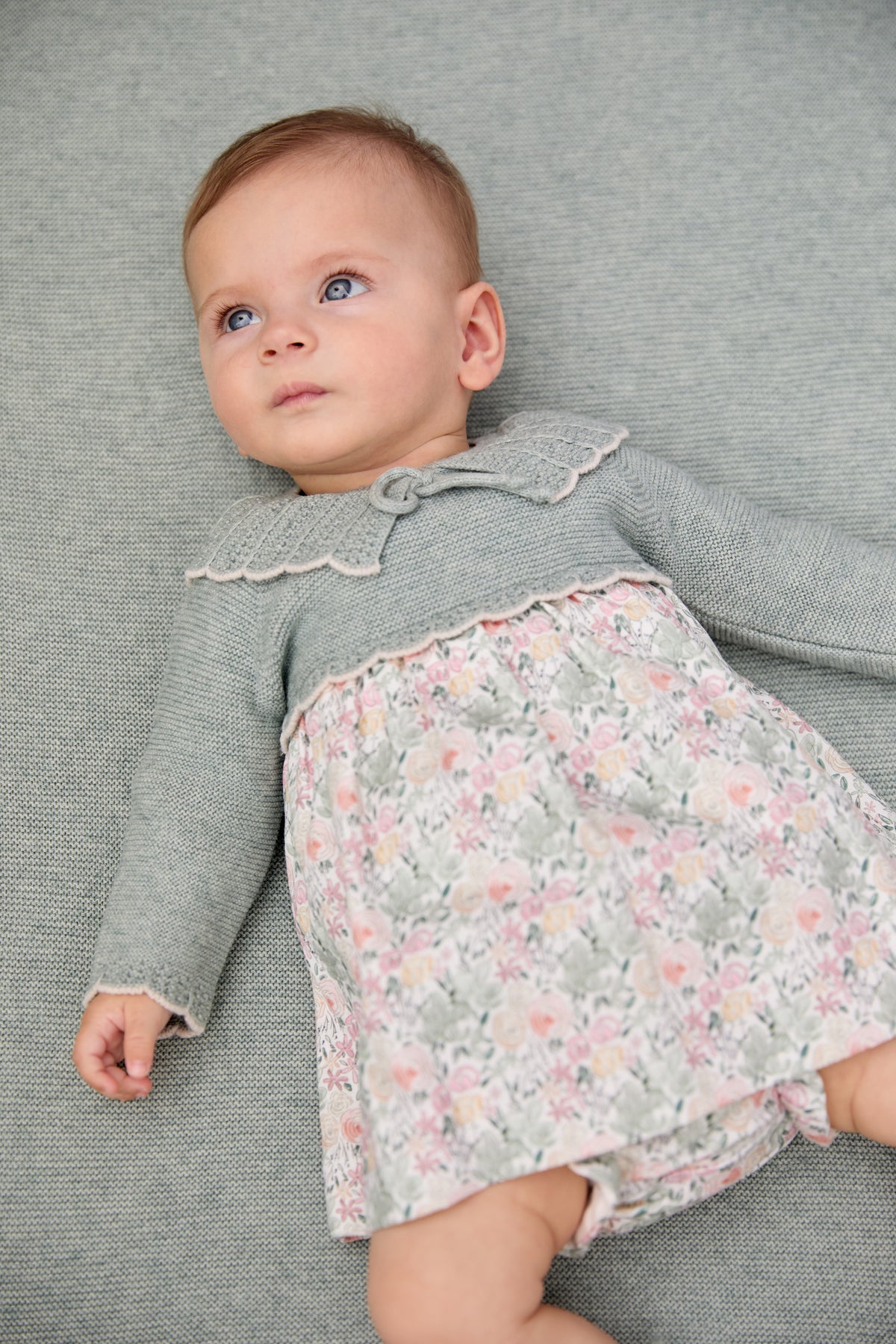 Vestido combinado floral con cuello amplio para bebé | Martín Aranda