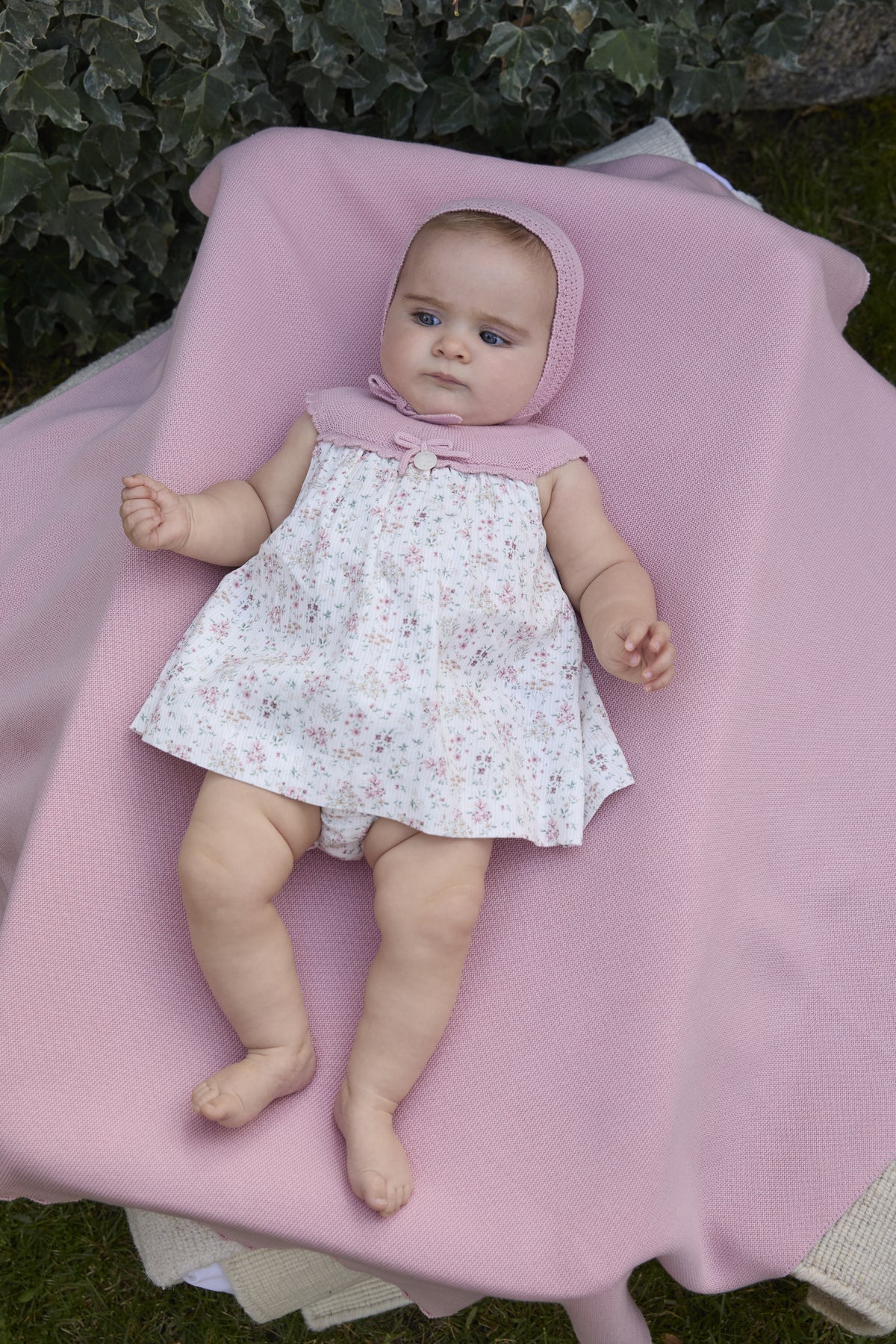Vestido niña rosa de Martín Aranda en modelo, vista completa