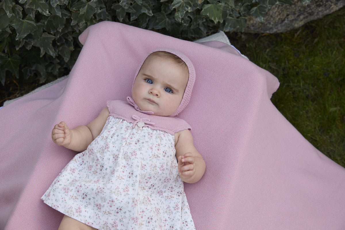Vestido niña rosa de Martín Aranda en modelo, vista cercana