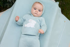 Conjunto bebé verde de Martín Aranda en modelo, vista cercana