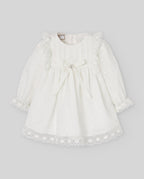Vestido del conjunto exclusivo PAZ de plumeti para bebé.