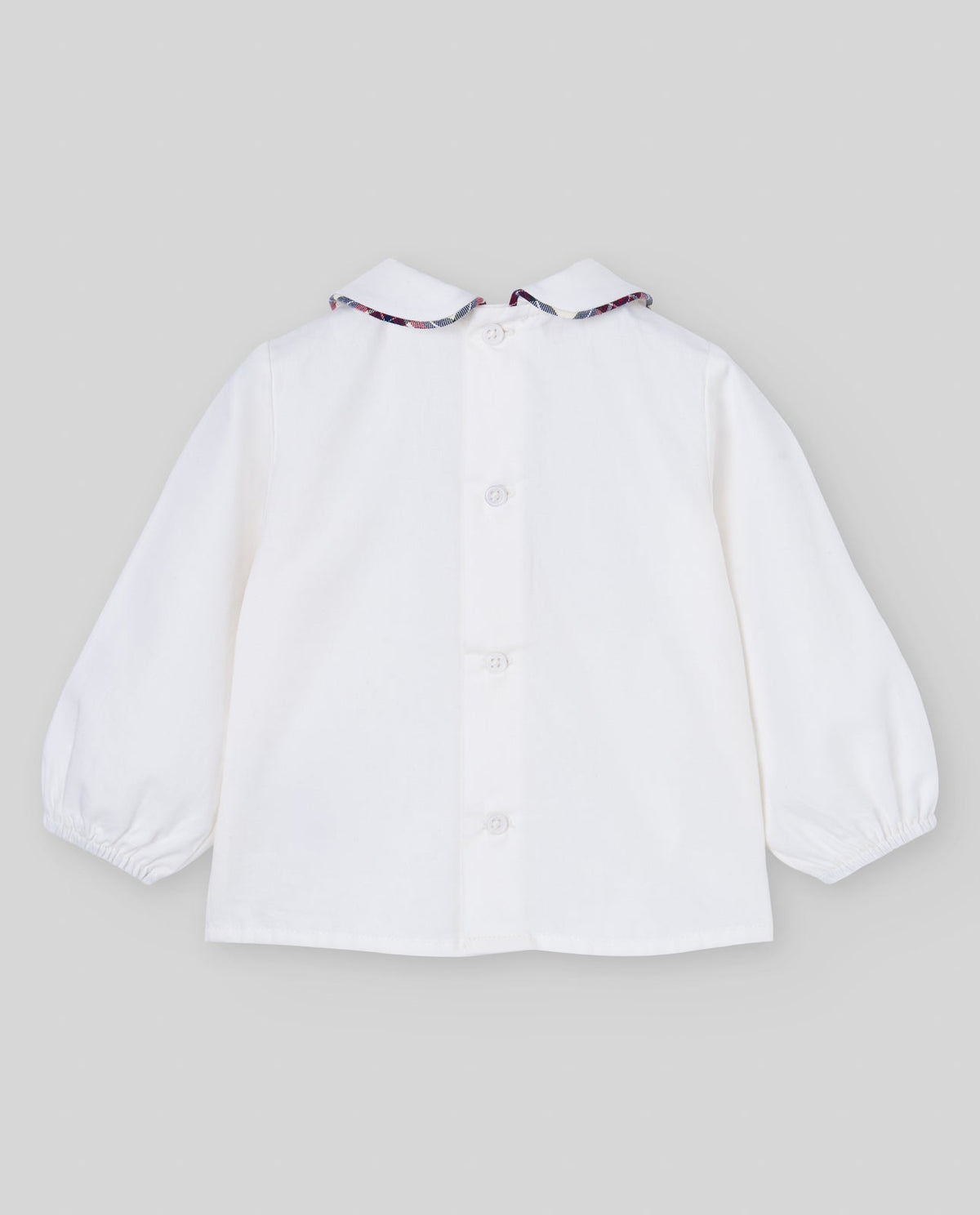 Blusa cruda del conjunto NADAL con ribete de cuadros, Paz Rodríguez, vista posterior.